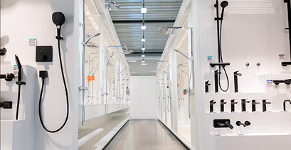 Overzicht van moderne douche-opstellingen in een showroom.